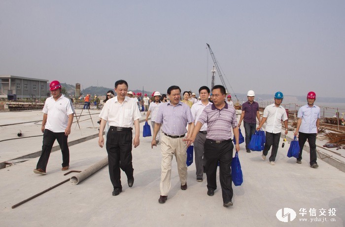 市委常委劉學(xué)甫深入華信交投項目工地&ldquo;送清涼&rdquo;eeeeeeeee.jpg